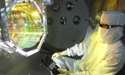 Image: Inspecting LIGO’s optics for contaminants prior to  sealing up the chamber and pumping the vacuum system  down, by illuminating its surface with light at a glancing angle. Image courtesy: Matt Heintze/Caltech/MIT/LIGO Lab.