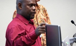 Director Nick Evans manages the lively Q&A session at the public lecture by Dr Alpheaus Graham Zobule, Founder and Executive Director of the Kulu Language Institute in the Solomon Islands, during CoEDL Summer School 2018.